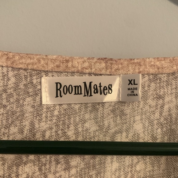 RoomMates Top - Picture 3 of 8